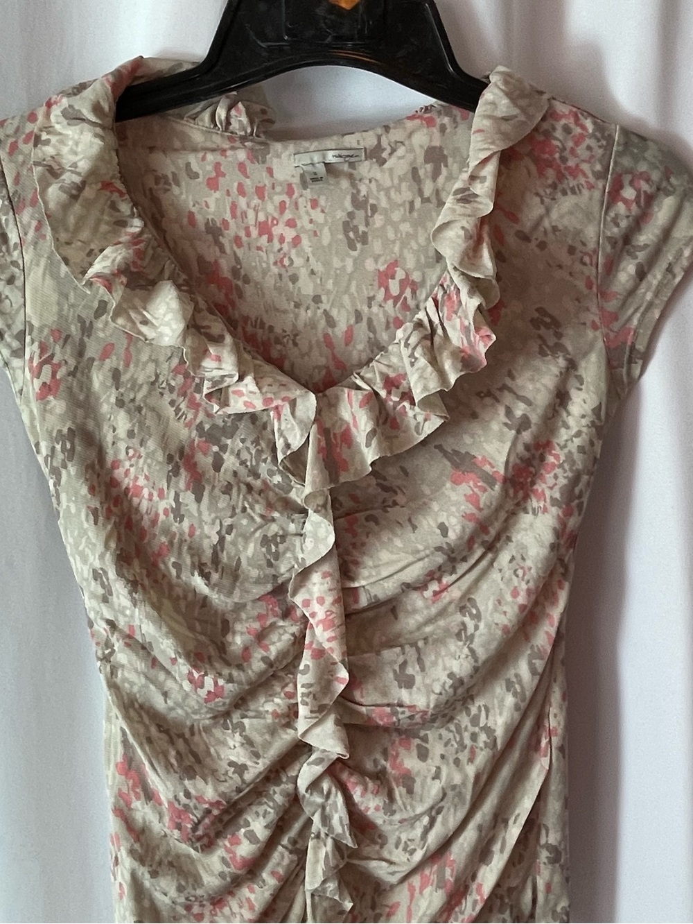 Halogen Ruffled Stretch Floral Print V-Neck Top in Beige and Coral